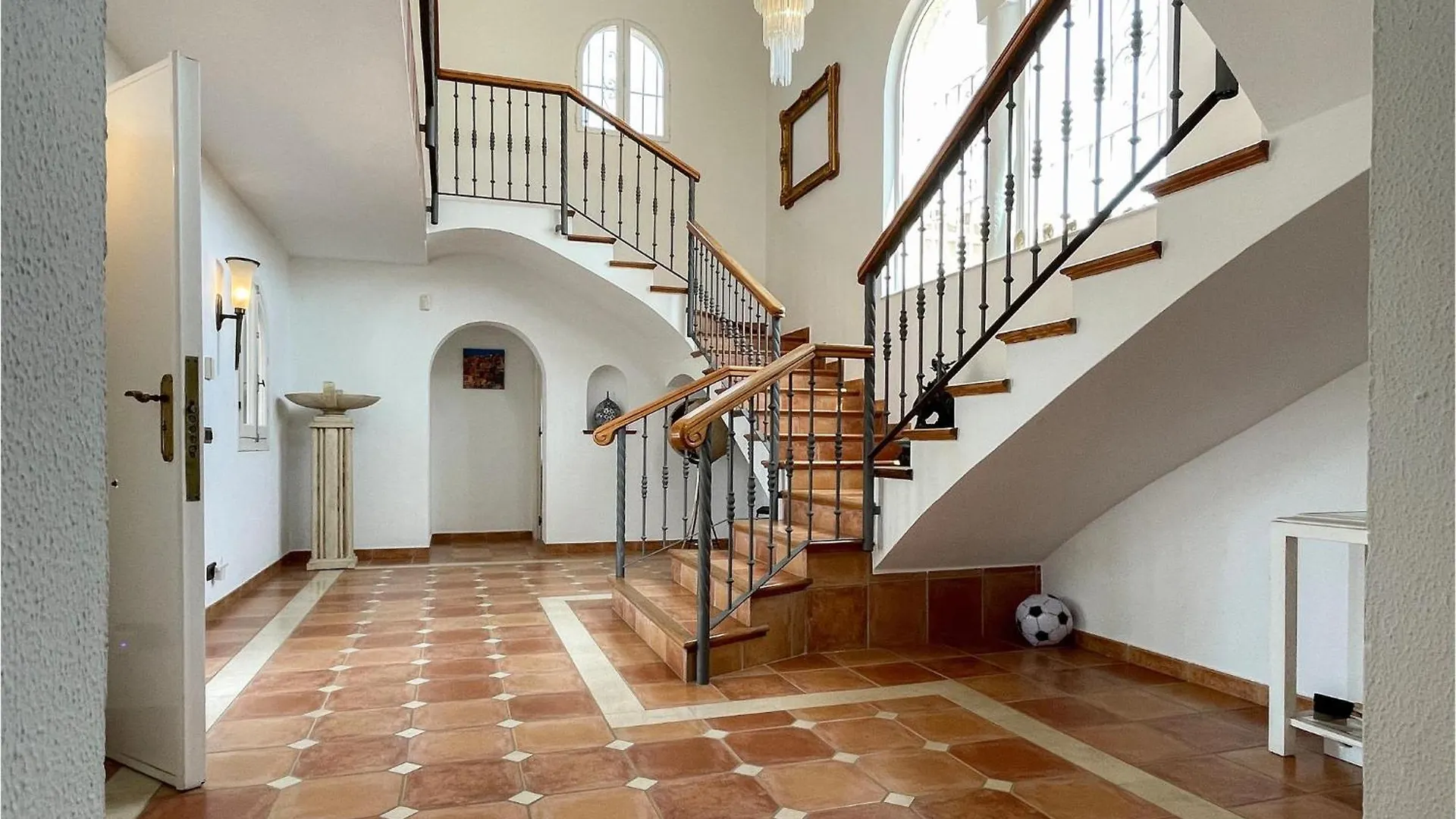 6 Bedroom Stunning Home In Las Lagunas De Mijas 푸엔히롤라