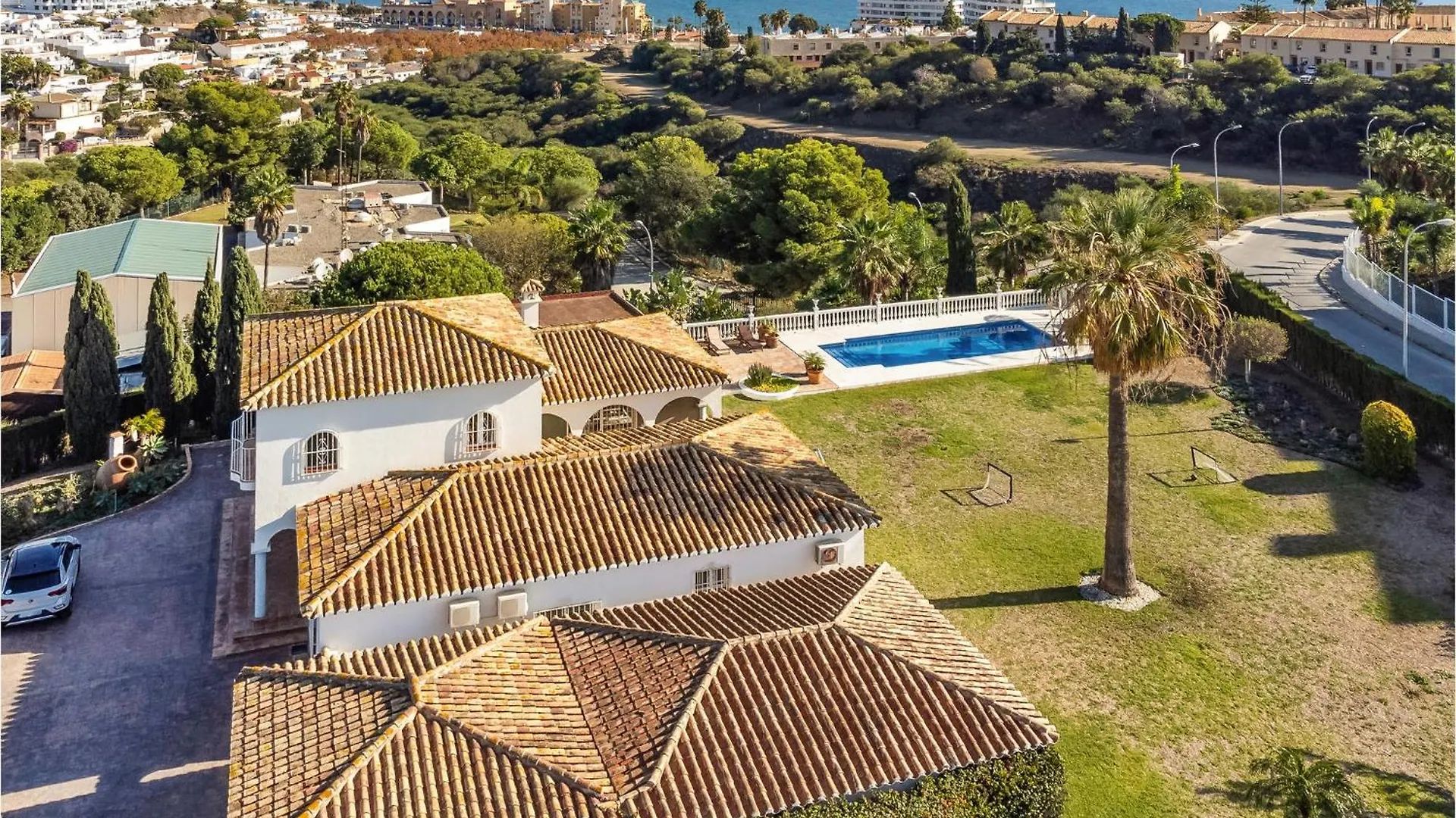 6 Bedroom Stunning Home In Las Lagunas De Mijas 푸엔히롤라