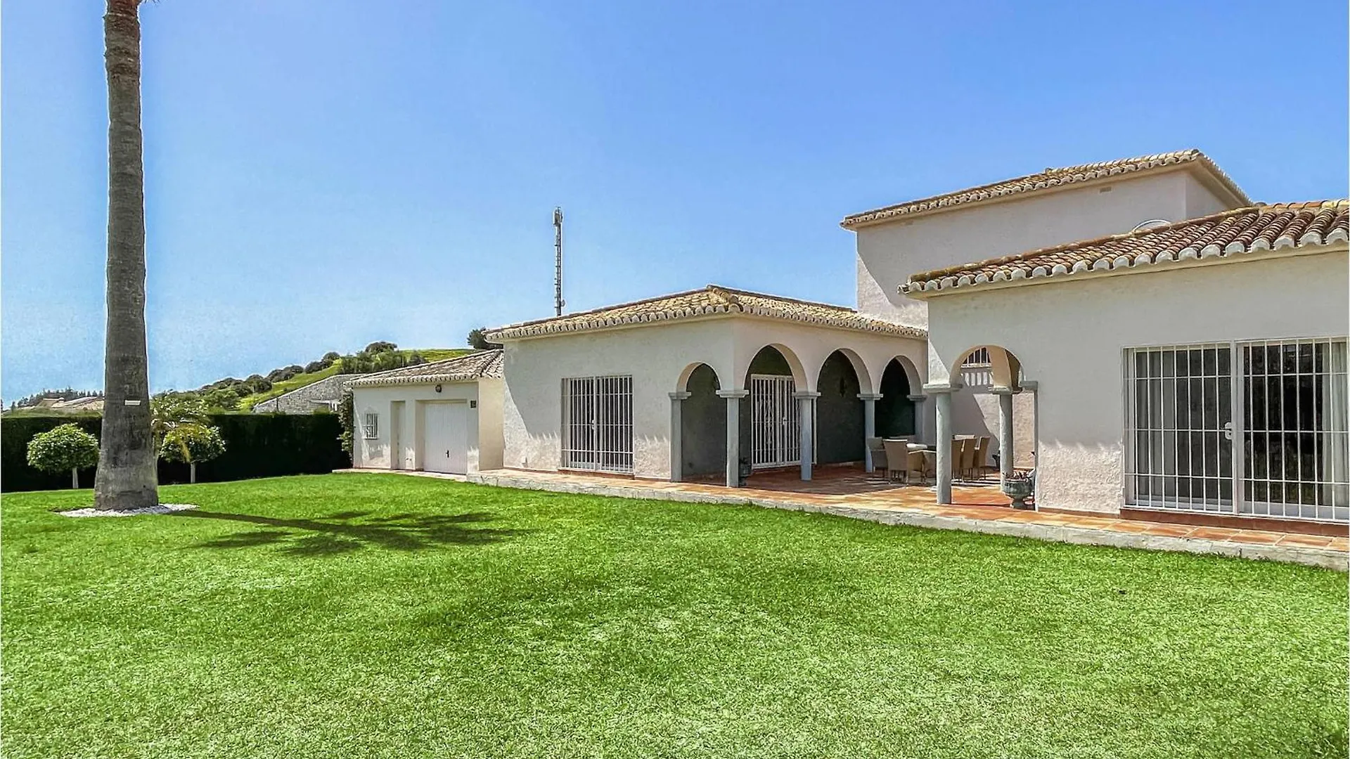 6 Bedroom Stunning Home In Las Lagunas De Mijas 푸엔히롤라