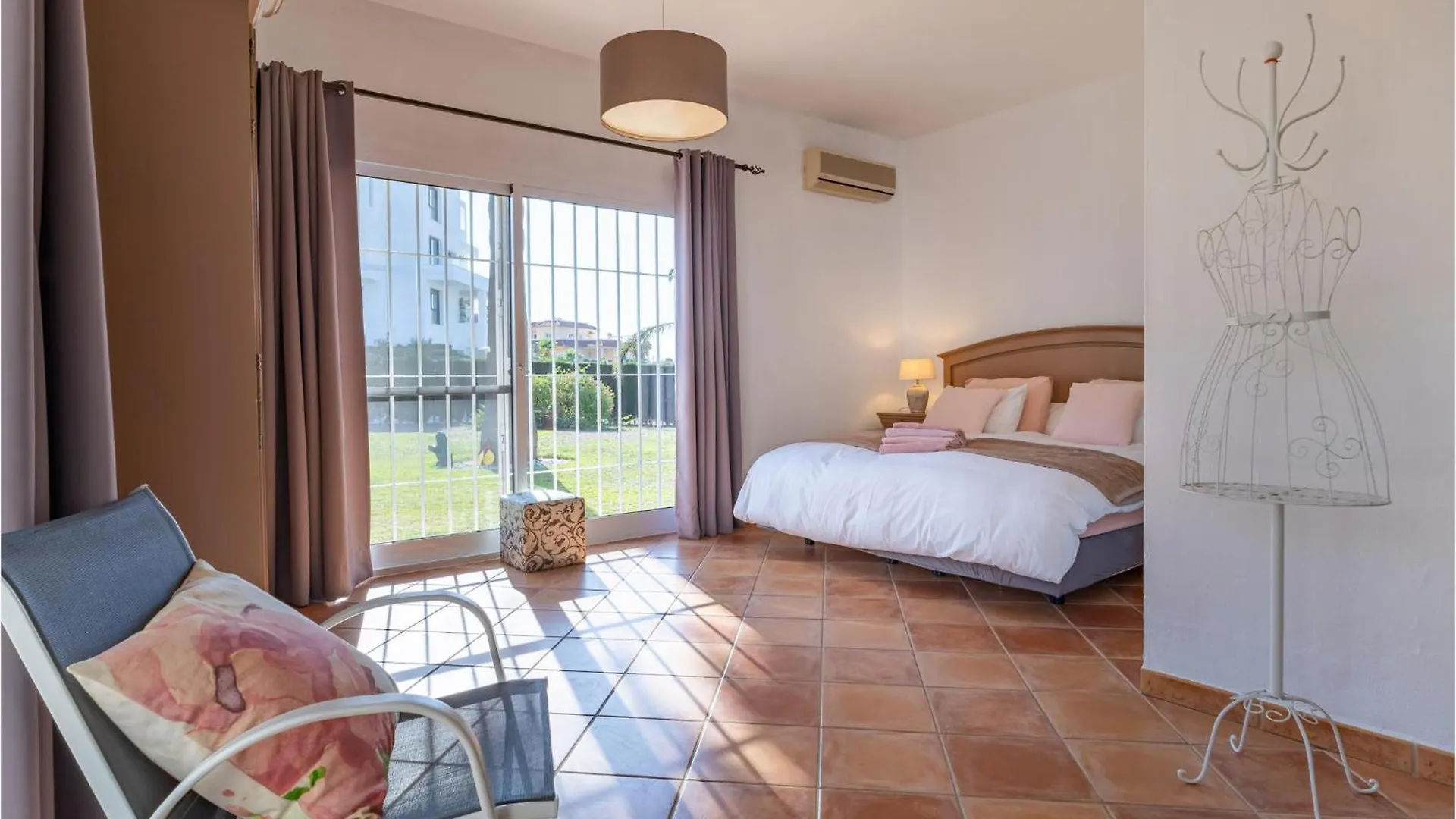펜션 6 Bedroom Stunning Home In Las Lagunas De Mijas 푸엔히롤라